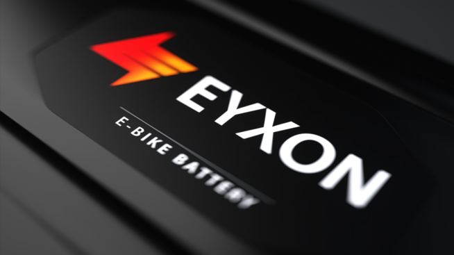 Afbeelding van een EYXON fietsaccu. De foto is van dichtbij genomen, zodat het logo van EYXON goed te zien is.