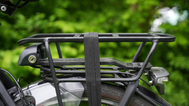 Hoe bevestig ik mijn E-bike Vision bagagedrager accu?