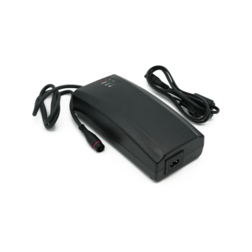 Driekwartaanzicht van de Alber Neodrives Z20 V8 RS lader vanaf de voorkant inclusief power kabel.