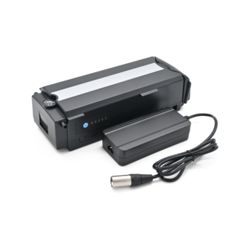 Driekwartaanzicht van de Giant Twist Compatible 13Ah fietsaccu met oplader.