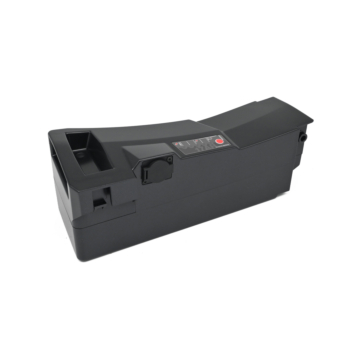 Op deze afbeelding is de Kalkhoff/Gazelle Impulse accu 36V 15Ah te zien. Het is een driekwartaanzicht vanaf de linkse zijkant, de volledige accu is duidelijk te zien.