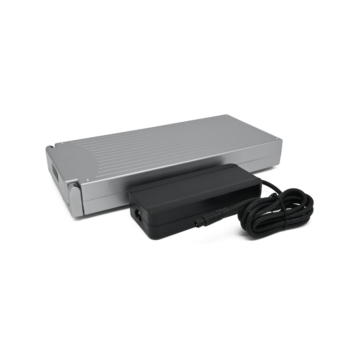 foto van de Sparta E-motion C1/C2/C3 Batavus compatible 13.6Ah fietsaccu (zilver) Incl. lader vanaf het voor aanzicht waar je de aansluiting voor in de fiets kan zien.