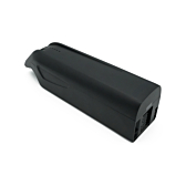 Driekwartaanzicht van de AEG DownTube 36V 12.8Ah vervangende fietsaccu van dichtbij waar de accu goed op te zien is.

