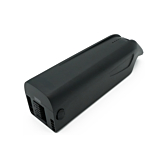 Driekwartaanzicht van de AEG DownTube 36V 12.8Ah vervangende fietsaccu waarop de aansluiting goed te zien is.

