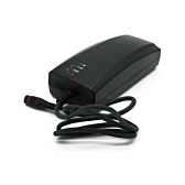 Driekwartaanzicht van de Alber Neodrives Z20 V8 RS lader waarbij de oplaadindicator zichtbaar is.