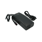 Driekwartaanzicht van de Alber Neodrives Z20 V8 RS lader vanaf de voorkant inclusief power kabel.