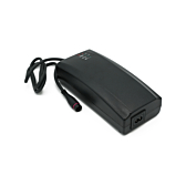 Driekwartaanzicht van de Alber Neodrives Z20 V8 RS lader vanaf de voorkant zonder power kabel.