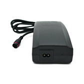 Vooraanzicht van de Alber Neodrives Z20 V8 RS lader waarbij er scherp gesteld is op de aansluitingskabel.