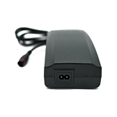 Vooraanzicht van de Alber Neodrives Z20 V8 RS lader waarbij er scherp gesteld is op de power aansluiting.