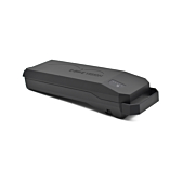 Driekwartaanzicht vanaf de achterkant van de Bosch Powerpack 360 Performance/Active bagagedrager E-Bike Vision fietsaccu. Het handvat en de batterijindicator van de accu zijn zichtbaar.