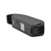 Driekwartaanzicht van de Bosch Powerpack 540 Performance/Active frame E-Bike Vision fietsaccu. De accu ligt op zijn zijkant, waardoor de onderkant zichtbaar is.