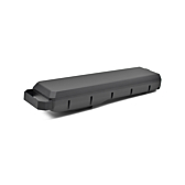 Driekwartaanzicht van de Bosch Powerpack 700 Performance/Active bagagedrager E-Bike Vision, vanaf de achterkant van de accu genomen. De achterkant en zijkant van de accu zijn duidelijk zichtbaar, net als het handvat van de accu.