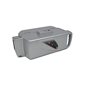 Driekwartaanzicht van de Flyer Kalkhoff Compatible Panasonic 26V 23Ah fietsaccu liggend op de zijkant. De knopjes op de voorkant van de accu en de batterijindicator zijn zichtbaar.