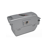 Driekwartaanzicht van de Flyer Kalkhoff Compatible Panasonic 26V 23Ah fietsaccu liggend. De batterijindicator en knopjes op de voorkant van de accu zijn zichtbaar.