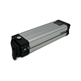 Driekwartaanzicht van de Phylion XH370-12J Silverfish 37V 12Ah Compatible liggend, van dichtbij genomen, waarbij de accu goed zichtbaar is.
