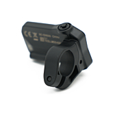Driekwartaanzicht van de Shimano Steps SC-EN500 vanaf de achterkant waar de powerbutton goed te zien is.