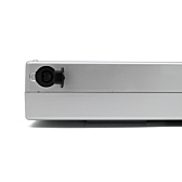 foto van de Sparta E-motion C1/C2/C3 Batavus compatible 13.6Ah fietsaccu (zilver) Incl. lader waar je een close-up ziet van de accu waar het oplaad aansluiting te zien is.