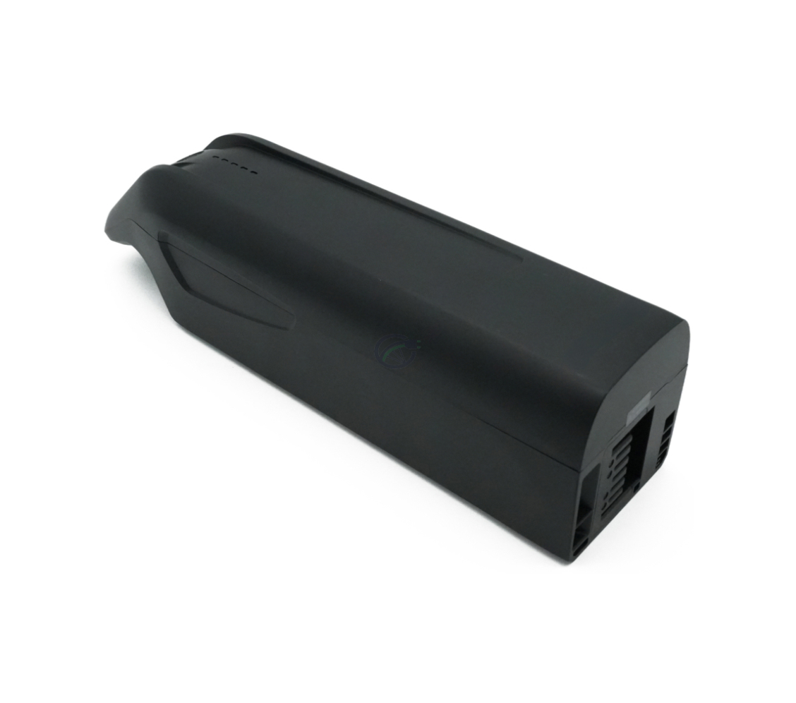 Driekwartaanzicht van de AEG DownTube 36V 12.8Ah vervangende fietsaccu van dichtbij waar de accu goed op te zien is.

