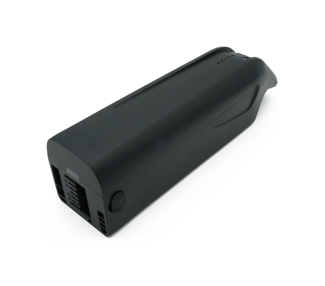 Driekwartaanzicht van de AEG DownTube 36V 12.8Ah vervangende fietsaccu waarop de aansluiting goed te zien is.

