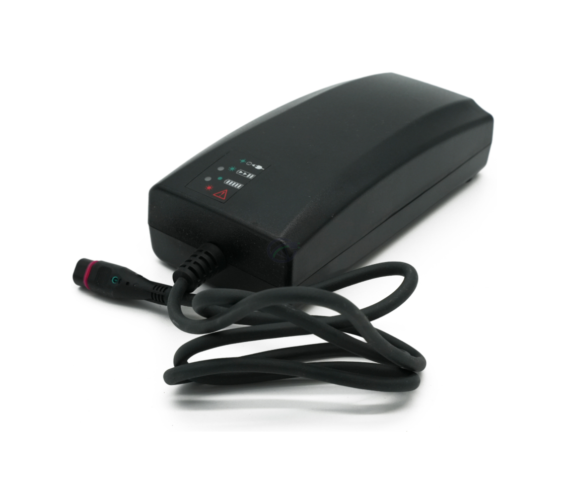 Driekwartaanzicht van de Alber Neodrives Z20 V8 RS lader waarbij de oplaadindicator zichtbaar is.