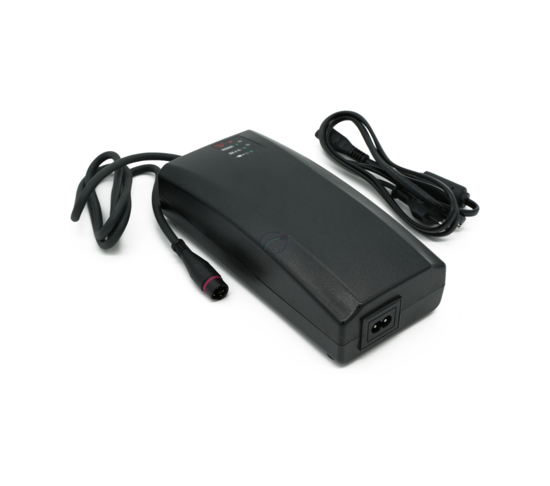 Driekwartaanzicht van de Alber Neodrives Z20 V8 RS lader vanaf de voorkant inclusief power kabel.