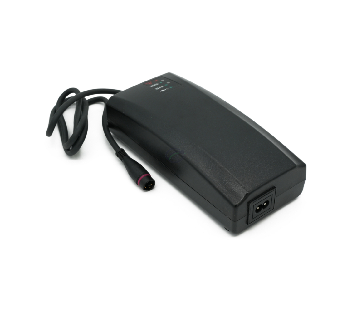 Driekwartaanzicht van de Alber Neodrives Z20 V8 RS lader vanaf de voorkant zonder power kabel.