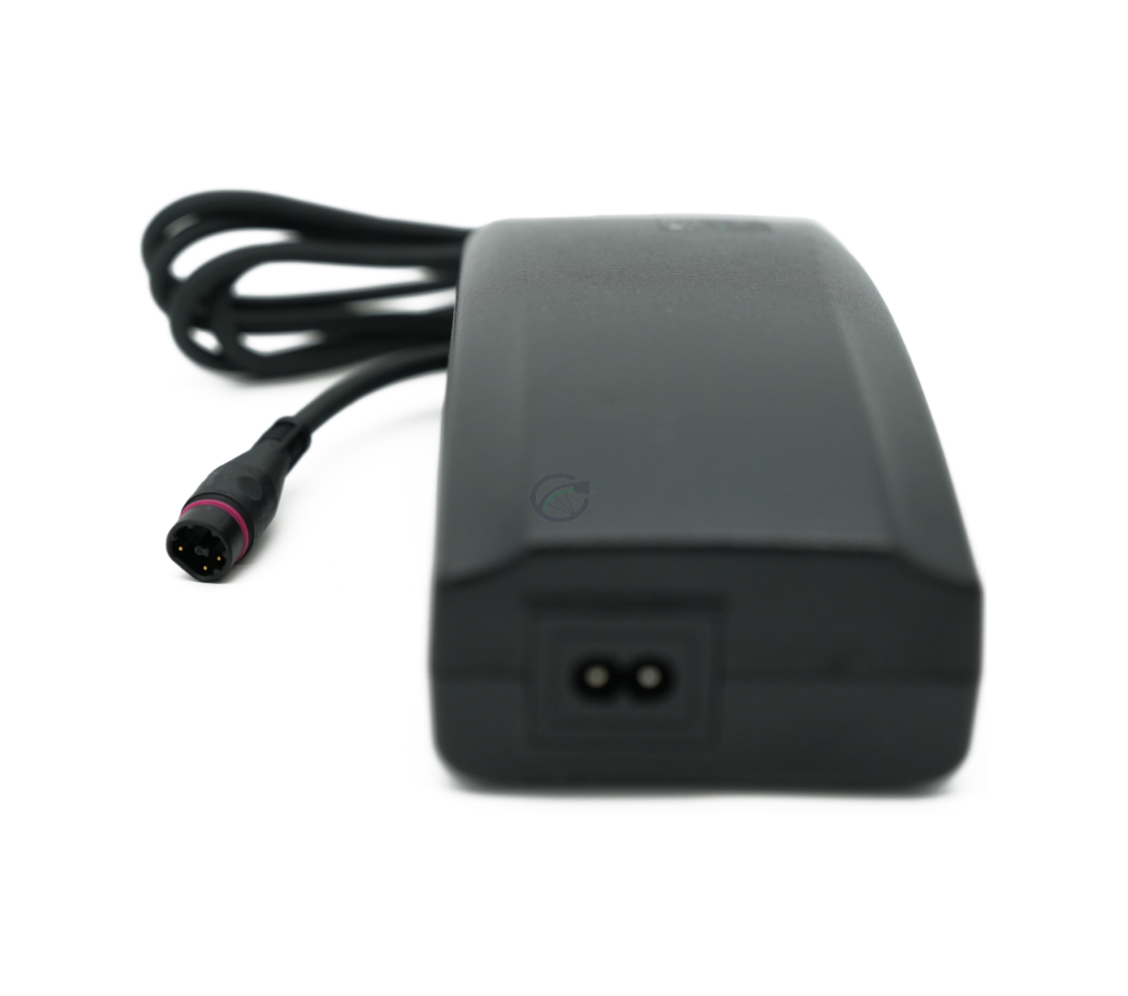 Vooraanzicht van de Alber Neodrives Z20 V8 RS lader waarbij er scherp gesteld is op de aansluitingskabel.