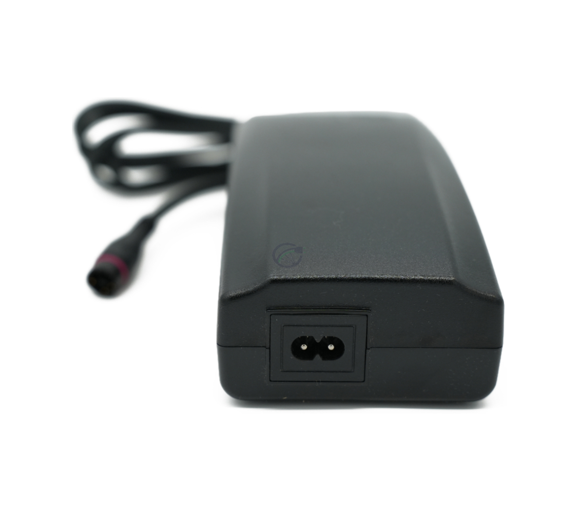 Vooraanzicht van de Alber Neodrives Z20 V8 RS lader waarbij er scherp gesteld is op de power aansluiting.