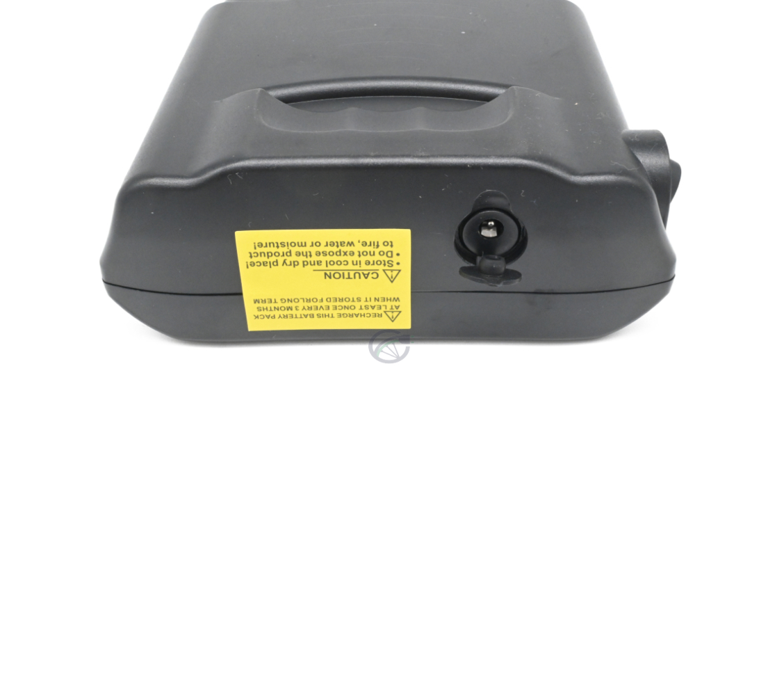 Close-up foto van de oplaadpoort van de Ansmann 36V 11.6Ah Compatible fietsaccu.