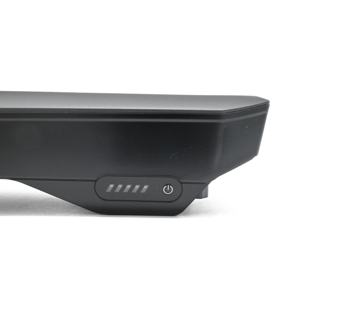 close-up van de Bosch PowerPack 500 Active 36V 13.4Ah fietsbatterij waar je de batterijindicator kan zien en de schakelaar waarmee je de accu aan en uit kan zetten