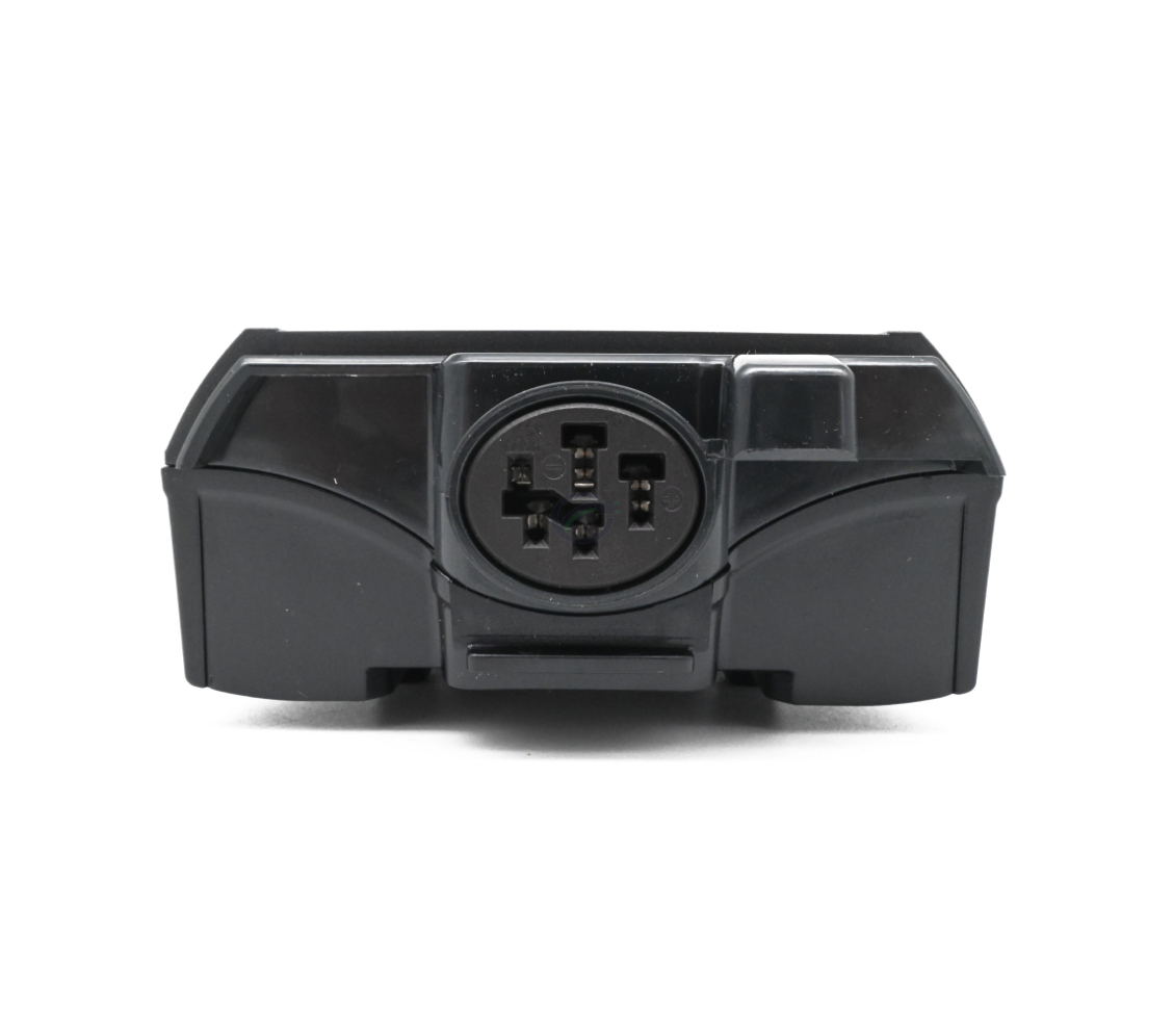 close up van de Bosch PowerPack 500 Active 36V 13.4Ah fietsbatterij waar je die plug-in die de fiets in gaat goed kan zien