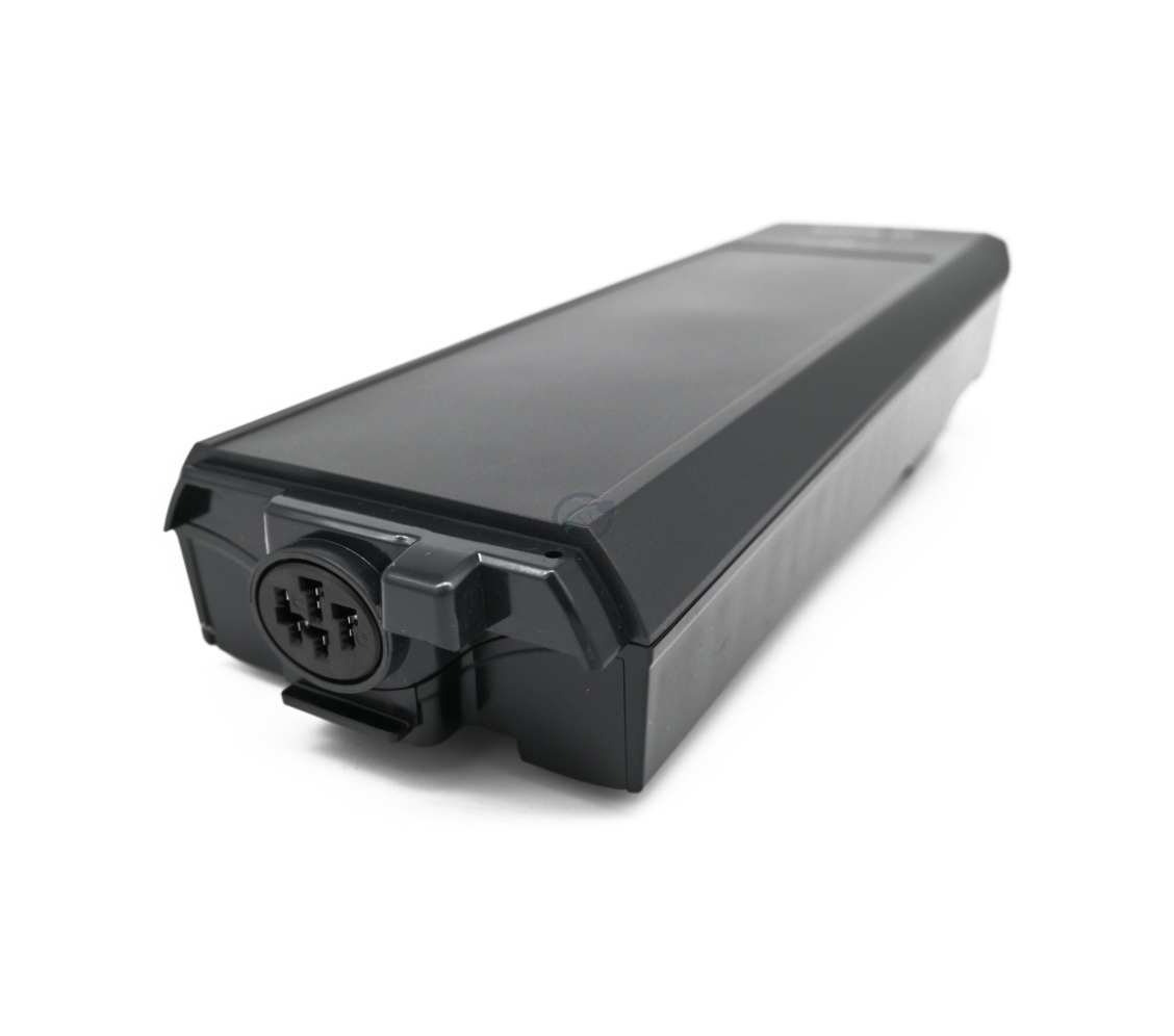 foto van de Bosch PowerPack 500 Active 36V 13.4Ah fietsbatterij vanaf de achterkant waar je de plug-in kan zien die de accu in gaat voor de aansluiting
