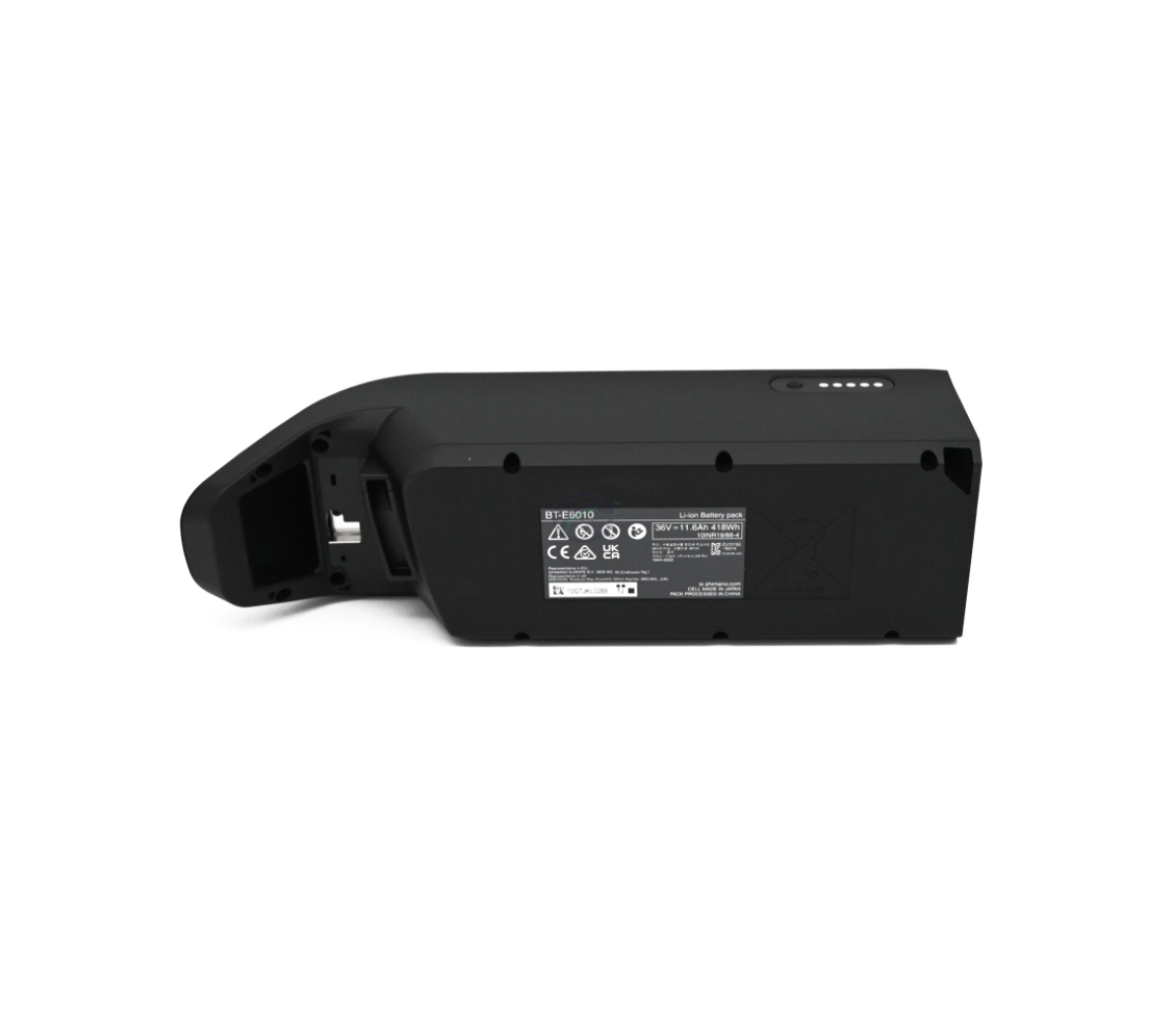 foto van de Shimano BT-E6010 36V 11.6Ah vanaf een zij aanzicht waar je de zijkant en de onderkant van de accu kan zien zo zie je de stickers en de batterijpercentage indicator