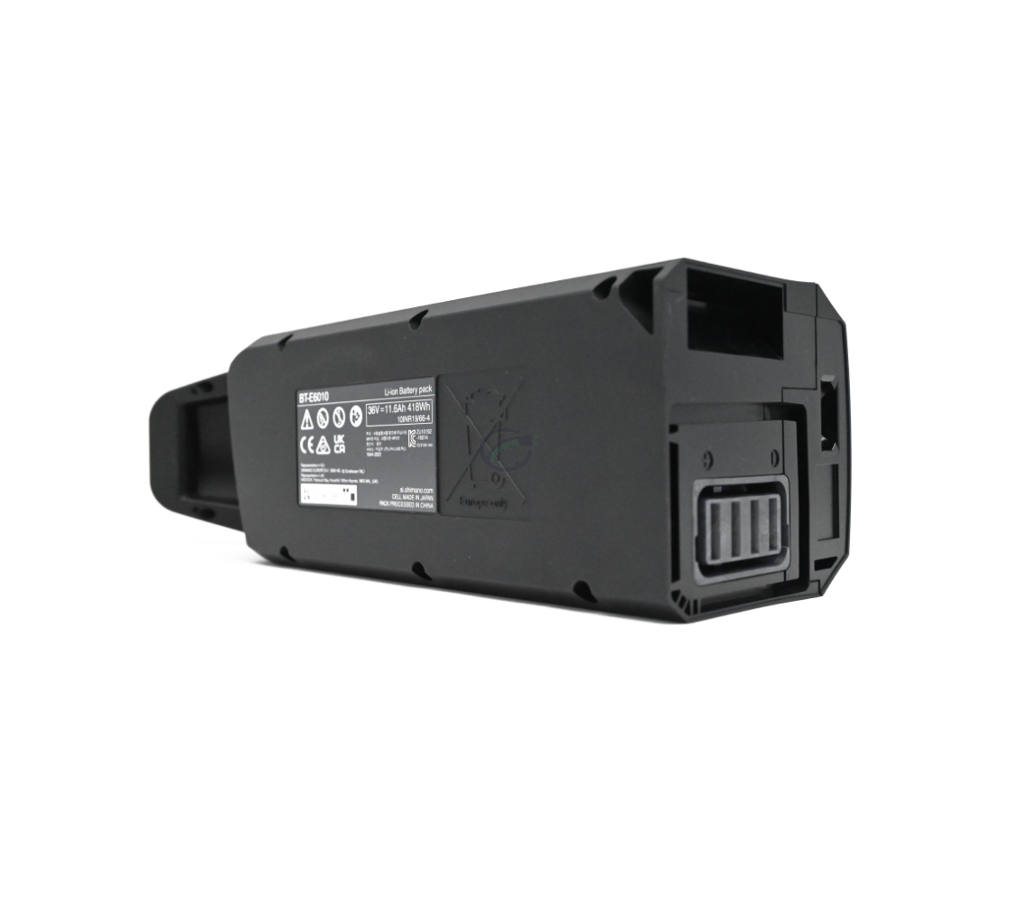 foto van de Shimano BT-E6010 36V 11.6Ah vanaf de onderkant waar je de stickers met uitleg en waarschuwingen duidelijk kan zien