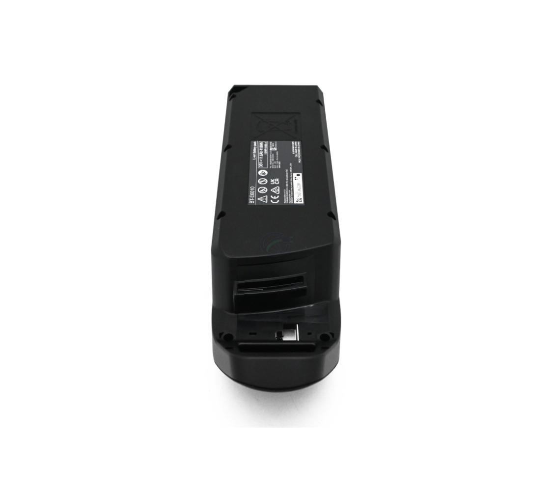 foto van de Shimano BT-E6010 36V 11.6Ah vanaf de voorkant waar je onderkant van de accu kan zien waar stickers op staan met uitleg en waarschuwingen