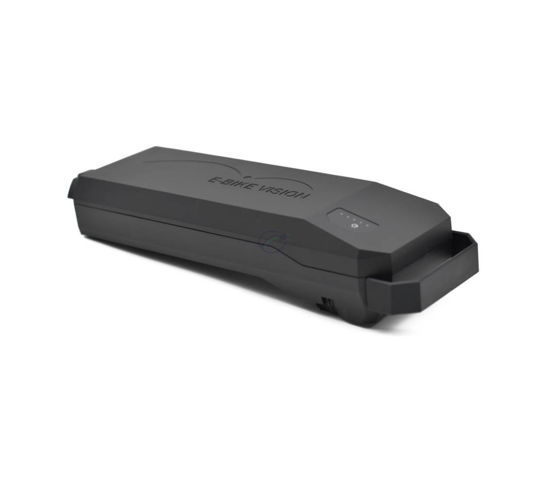 Driekwartaanzicht vanaf de achterkant van de Bosch Powerpack 360 Performance/Active bagagedrager E-Bike Vision fietsaccu. Het handvat en de batterijindicator van de accu zijn zichtbaar.