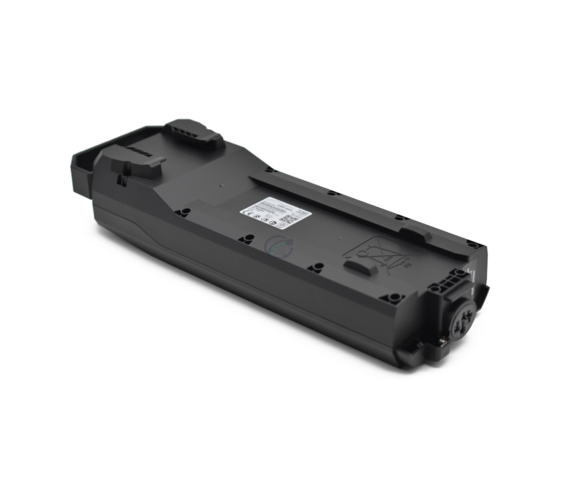 Driekwartaanzicht van de onderkant van de Bosch Powerpack 360 Performance/Active bagagedrager E-Bike Vision fietsaccu. Het etiket aan de onderkant van de accu is zichtbaar.