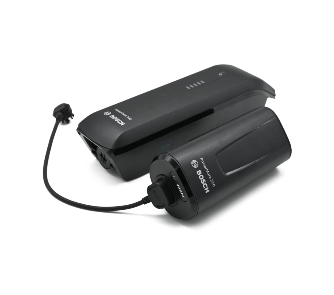 Bosch Powerpack 545 Smart met Bosch PowerMore 250 Range Extender en de 300 mm kabel aangesloten