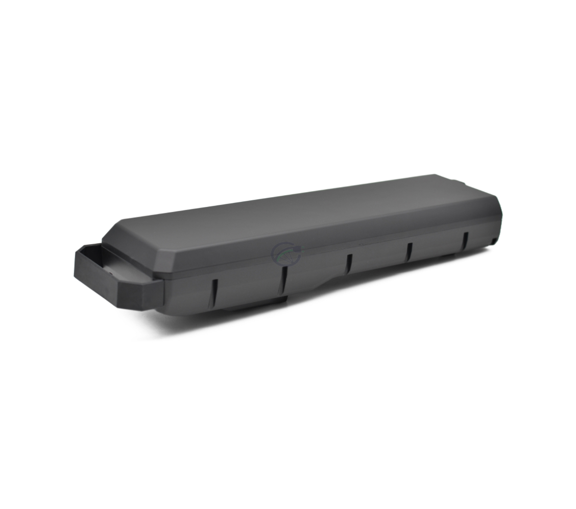 Driekwartaanzicht van de Bosch Powerpack 700 Performance/Active bagagedrager E-Bike Vision, vanaf de achterkant van de accu genomen. De achterkant en zijkant van de accu zijn duidelijk zichtbaar, net als het handvat van de accu.