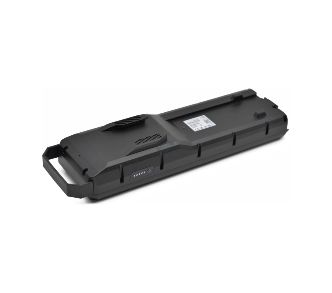 Onderaanzicht van de Bosch Powerpack 700 Performance/Active bagagedrager E-Bike Vision, genomen vanuit een schuine hoek waardoor de accu duidelijk te zien is.