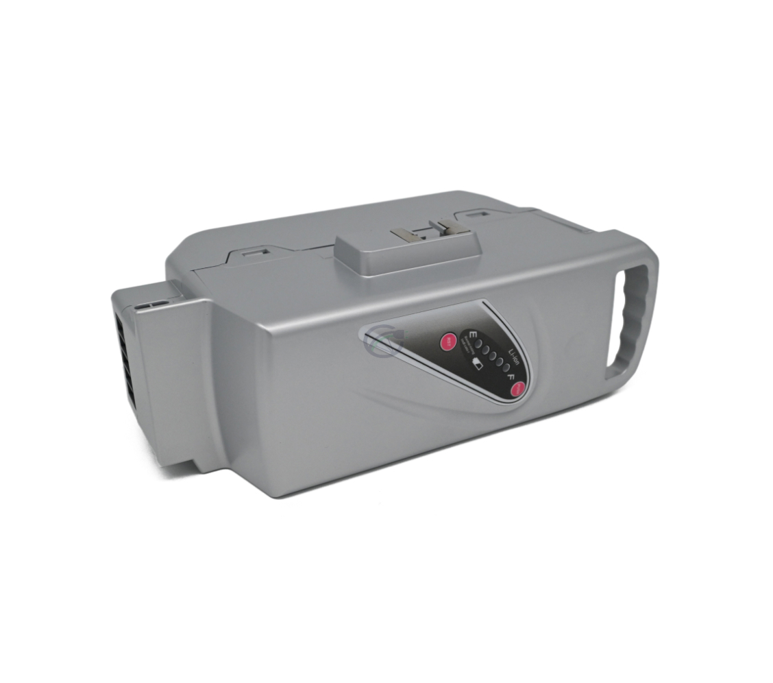 Driekwartaanzicht van de Flyer Kalkhoff Compatible Panasonic 26V 23Ah fietsaccu liggend op de zijkant. De knopjes op de voorkant van de accu en de batterijindicator zijn zichtbaar.