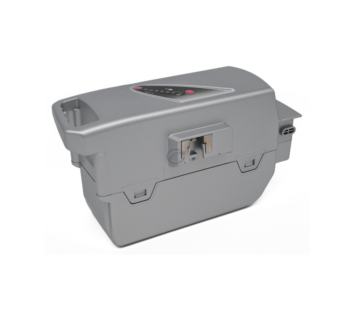 Driekwartaanzicht van de Flyer Kalkhoff Compatible Panasonic 26V 23Ah fietsaccu liggend. De batterijindicator en knopjes op de voorkant van de accu zijn zichtbaar.