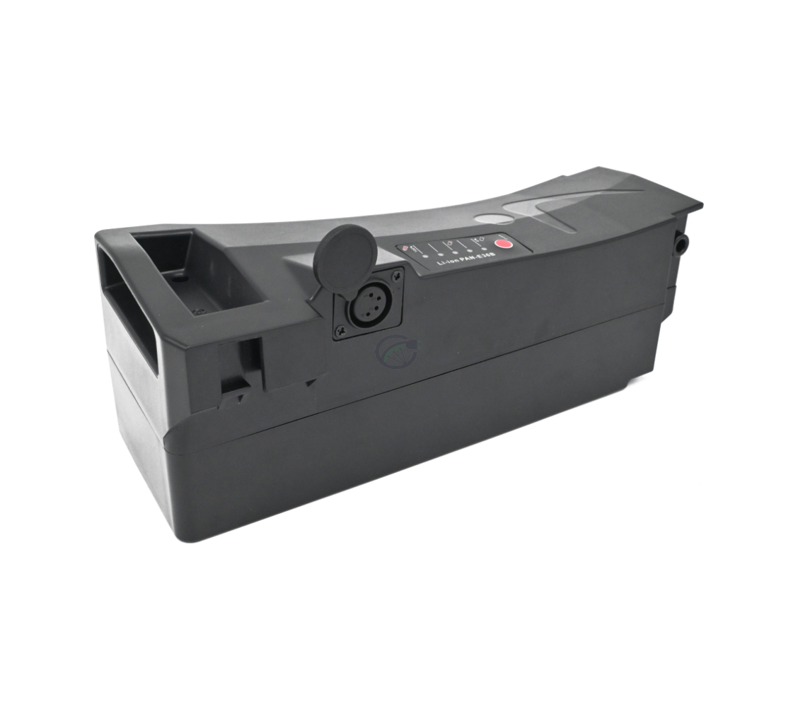 Driekwart aanzicht van de Impulse 36V 14.5Ah Compatible accu geproduceerd door EYXON. De afbeelding is vanuit een schuine hoek genomen waardoor de zijkant en de bovenkant zichtbaar zijn. Het klepje van de aansluiting waar de oplader van de accu in moet st