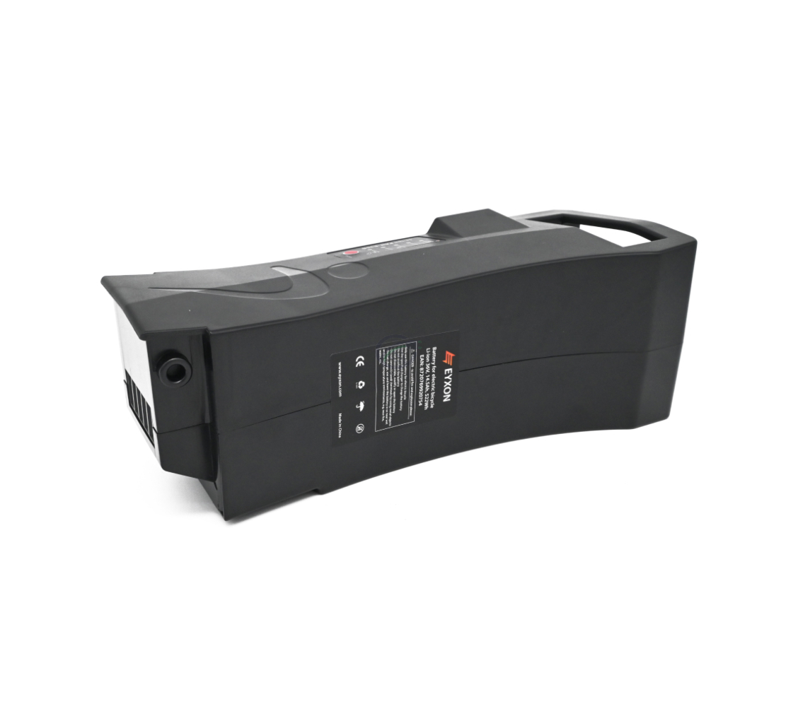Impulse 36V 14.5Ah Compatible accu geproduceerd door EYXON vanuit een schuine hoek. Voornamelijk de zijkant met het etiket is duidelijk zichtbaar.