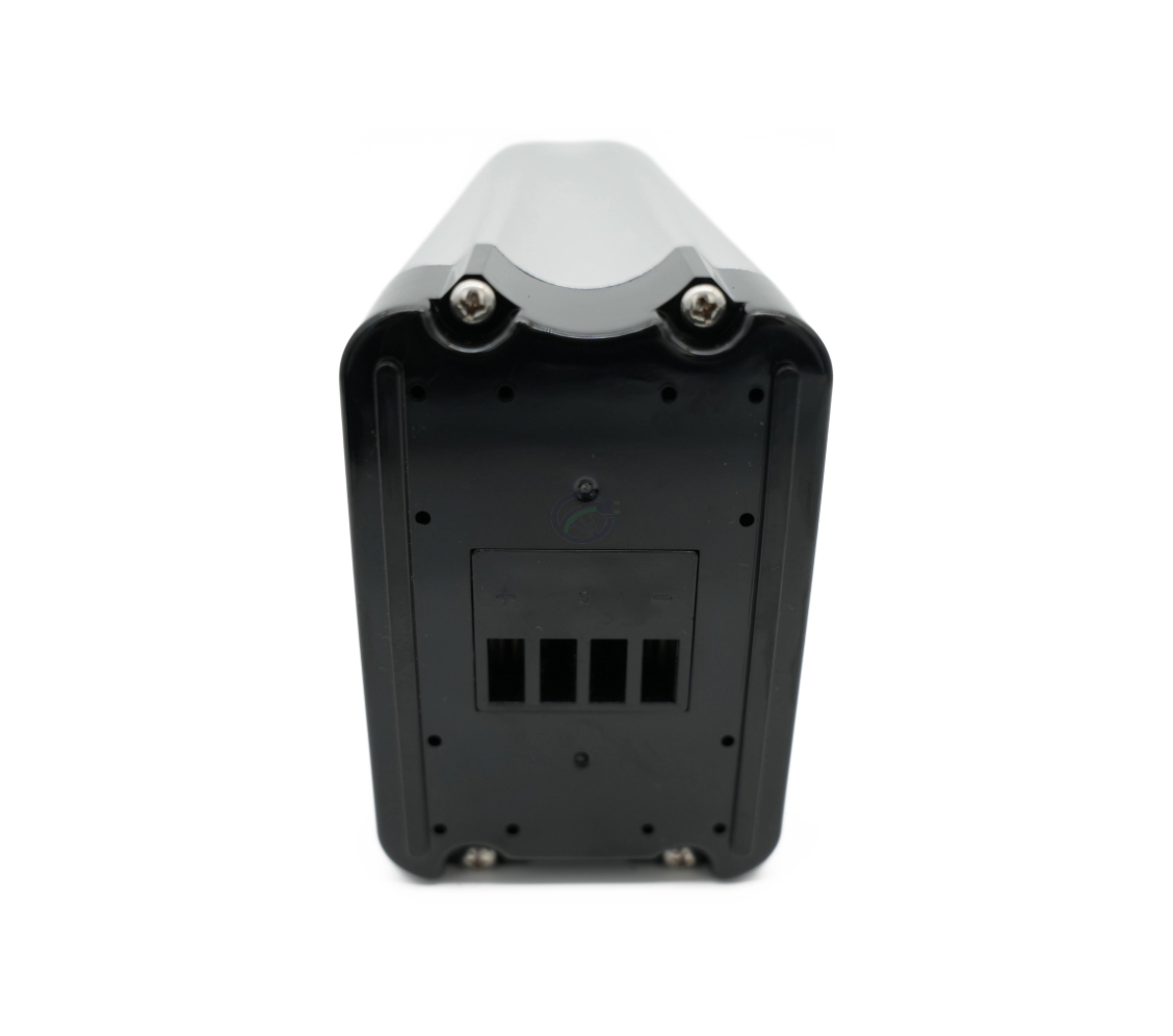 Achteraanzicht van de Phylion XH370-12J Silverfish 37V 12Ah Compatible, van voren genomen waarbij de fietsaansluiting goed zichtbaar is.