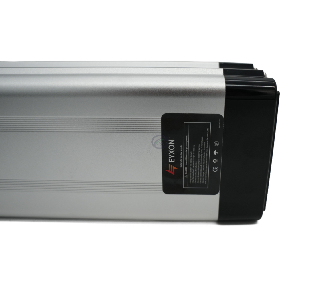 Close-up van het etiket aan de onderkant van de Phylion XH370-12J Silverfish 37V 12Ah Compatible.