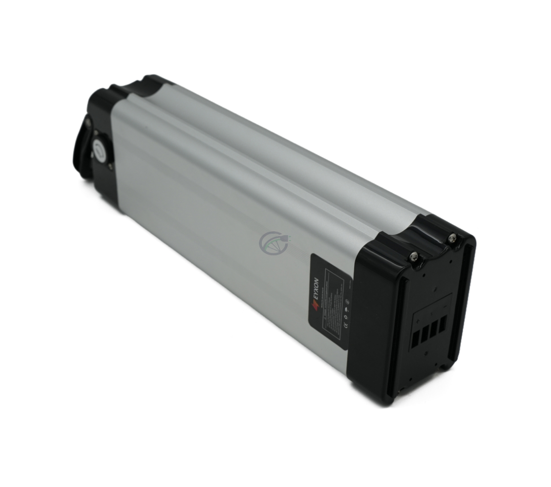 Driekwartaanzicht van de Phylion XH370-12J Silverfish 37V 12Ah Compatible waarbij de fietsaansluiting zichtbaar is, van bovenaf genomen.