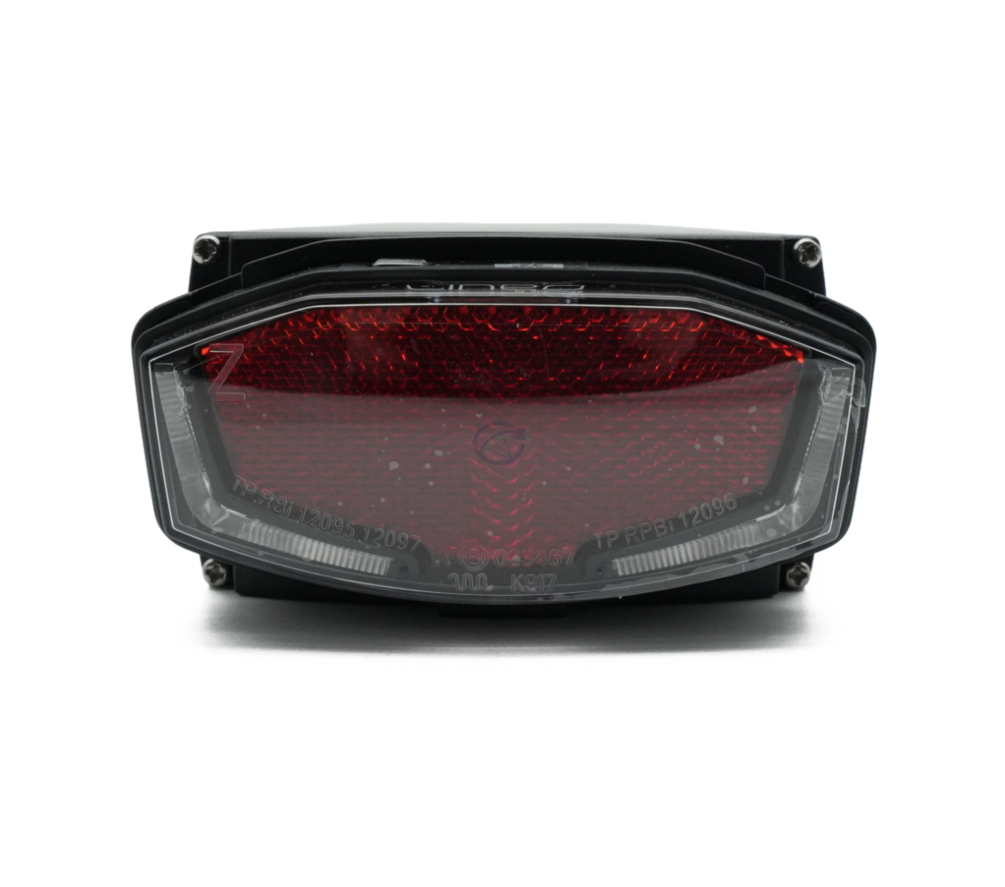 Close-up foto van het achterlicht van de Promovec Carrier 6.2XL 36V 11Ah fietsaccu.