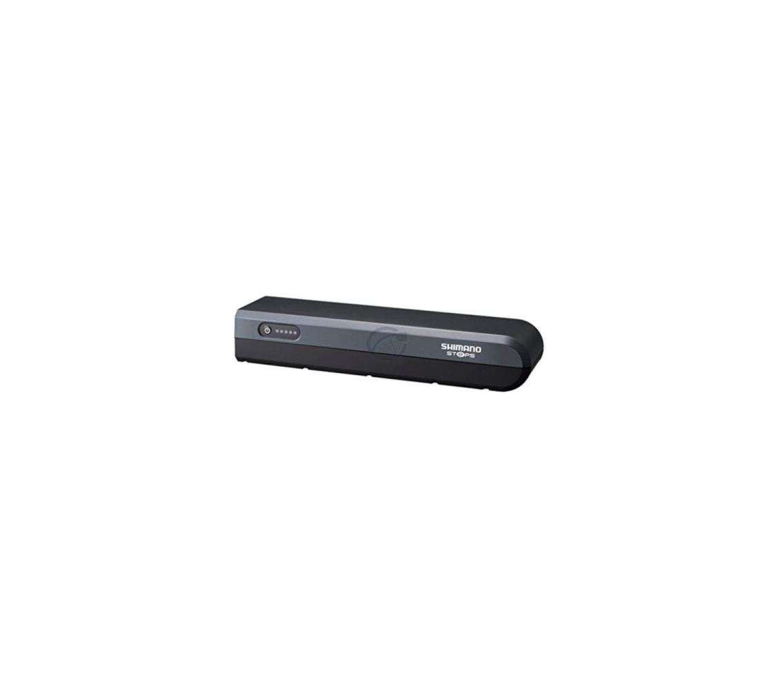 Driekwartaanzicht van de Shimano BT-E6000 36V 11.6Ah grijs waarop de power button en led-indicator goed te zien zijn.
