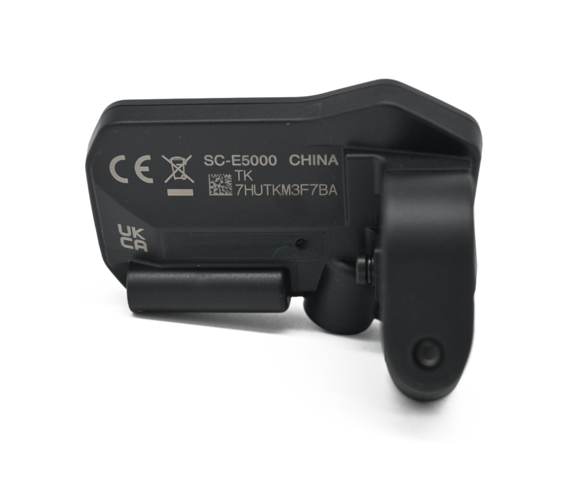 Achteraanzicht van de Shimano Steps display SC-E5000 fietscomputer, de tekst op de achterkant is goed zichtbaar.